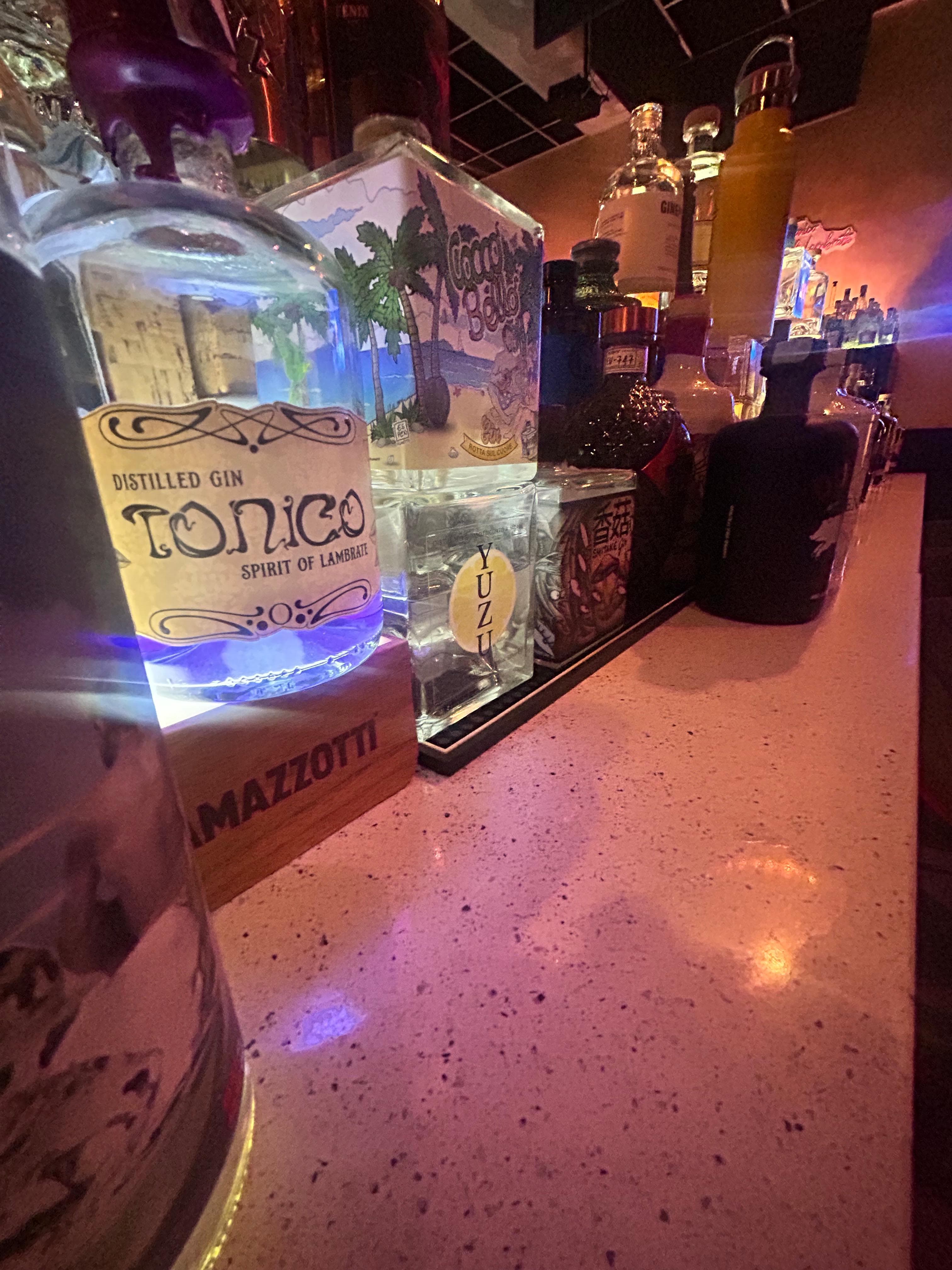 La bottiglia del nostro Distilled Gin Tonico sul bancone